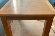Extendable dining table