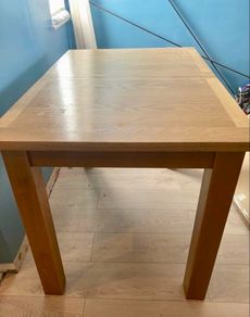 Extendable dining table
