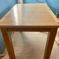 Extendable dining table