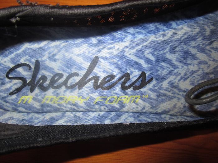 NEW Sketchers.....black size 4