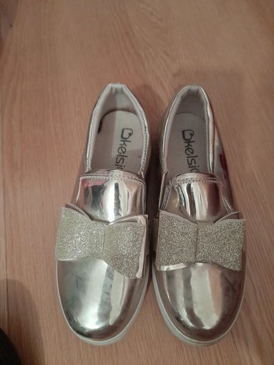 Girl's shoes