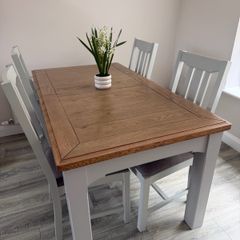 Extendable dinning table and chairs