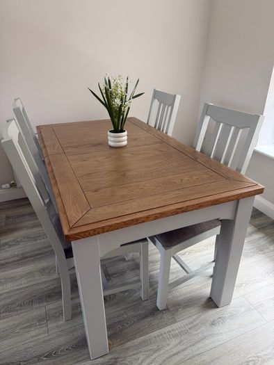Extendable dinning table and chairs