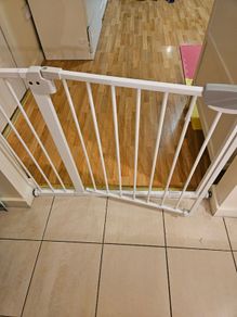 White pressure-fit safety gate 95 x 105 cm