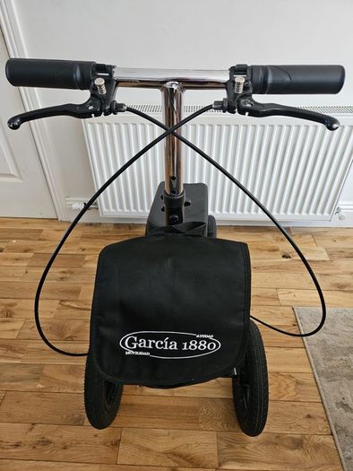 Knee Scooter with Pumped Wheels - perfect condition