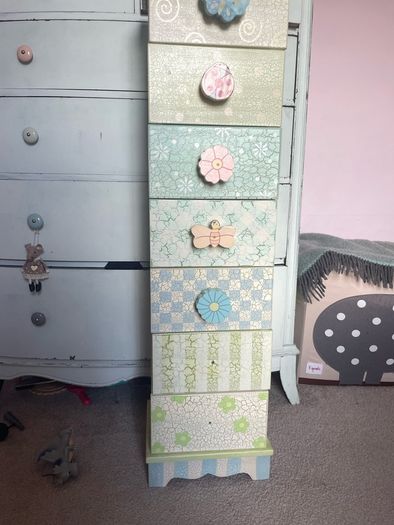 Tall narrow pretty drawers. Knobs that's missing is in the drawers.