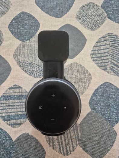 alexa echo dot - 3rd gen with holdee