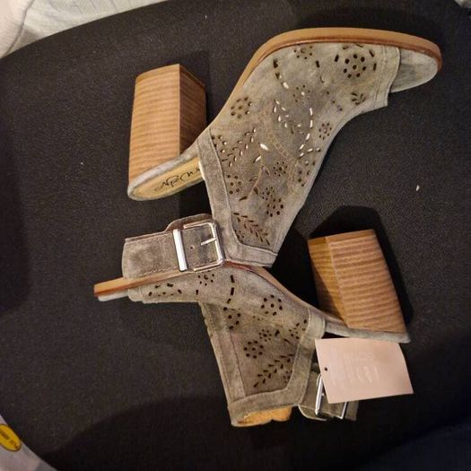 Alpe pale olive suede ankle strap sandals bmwt size 39/6