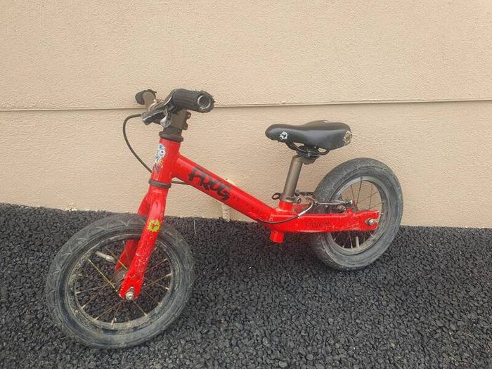 Frog balance bike