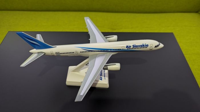 Air Slovakia 1:200 scale model airplane, Boeing 757 aircraft, made by Wooster