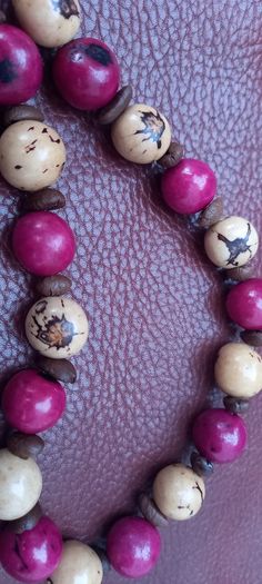 Vintage jewelry is sold individually for 5 to 10 euros