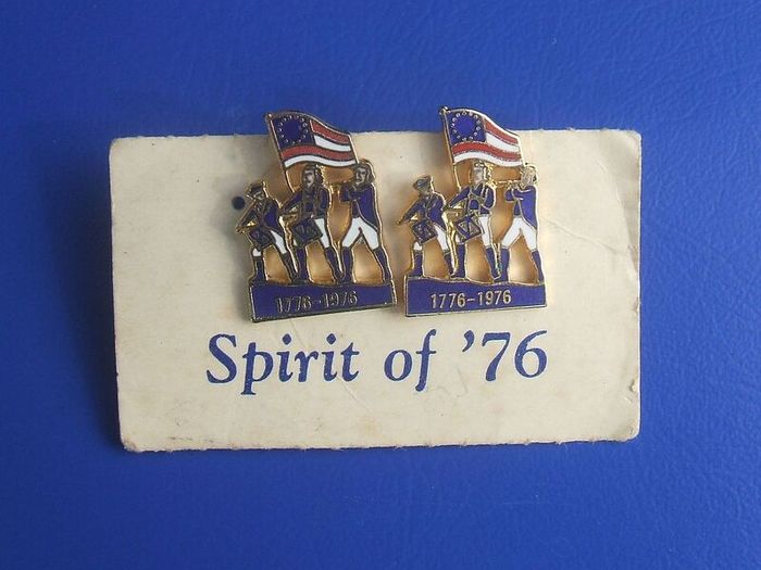 SPIRIT OF '76 (American Bicentenary of Independence) - a vintage pair of commemorative badges on backing-board (1976)