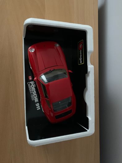 Porsche 911 Carrera 1993 1/18 Burago Model Car