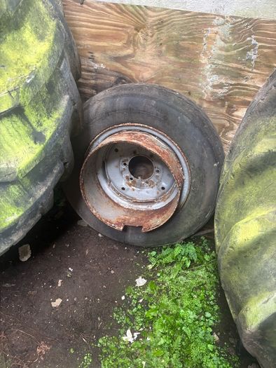 Pair of duel tractor tyres