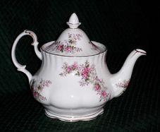 Royal Albert "Lavender Rose"    2 Cups Teapot