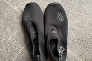 One pair wet water shoes