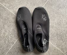One pair wet water shoes