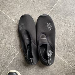 One pair wet water shoes size 10