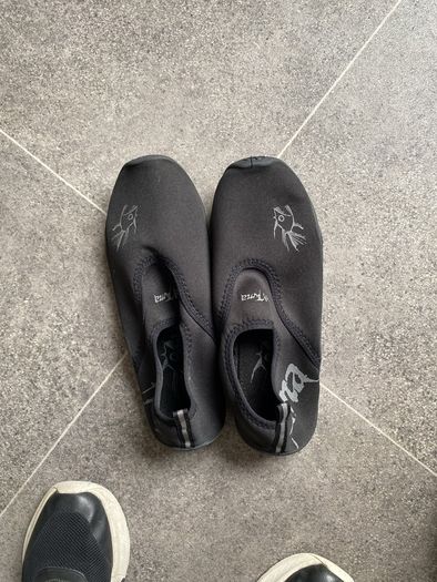 One pair wet water shoes