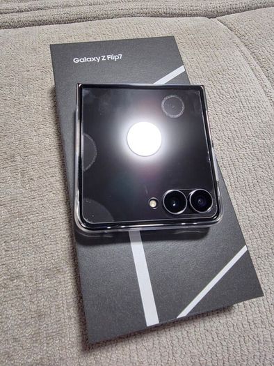 Samsung Galaxy Z Flip 7 512GB - Like New, 1 year old - 12 mth Samsung Waranty - Blue color
