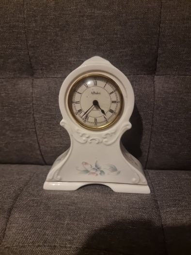Aynsley  'Little Sweetheart' Mantel/Shelf/Desk quartz clock.Fine Bone China