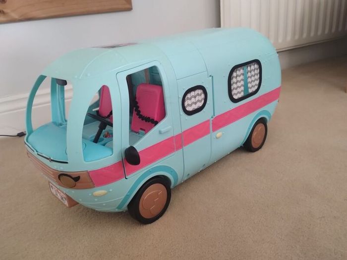 LOL campervan plus dolls