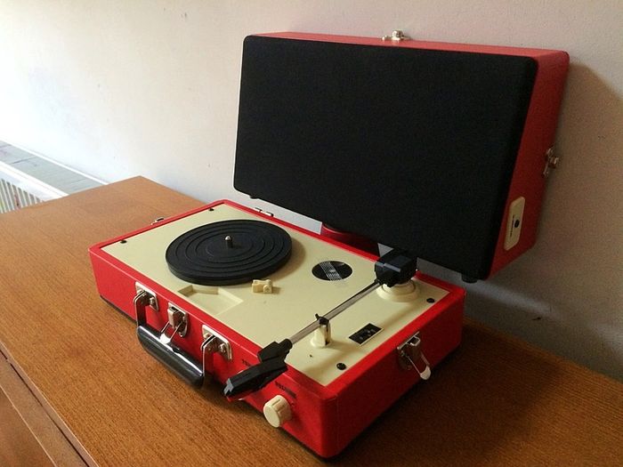 Record Player-Steepletone SRP025 with Detachable Speaker