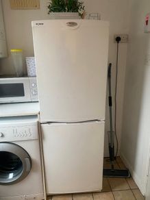 Freestanding fridge-freezer