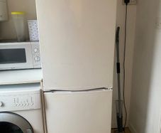 Freestanding fridge-freezer