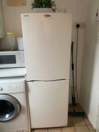 Freestanding fridge-freezer