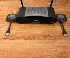 Barco ClickShare CSE 200 with 2 clickers