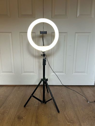 Ring light with tripod
