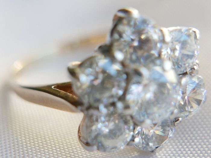 Vintage 9Ct Solid Gold 375 Beautiful Cubic Zirconia Ring 3,99g