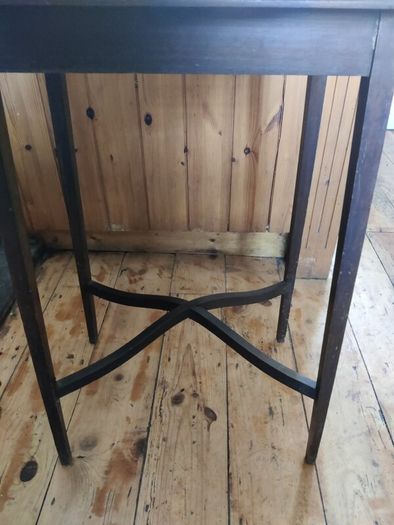 Small lamp table