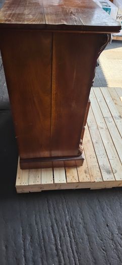 Solid chest of drawers
