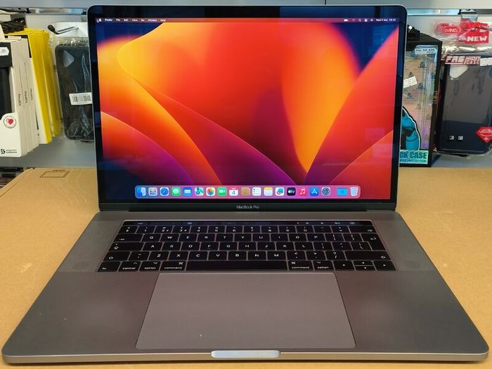Touch Bar Apple MacBook Pro 15 (2017) 15.4'' Intel i7 @ 2.80 GHz 512GB SSD 16GB RAM Space Grey (Battery Cycle: 232)