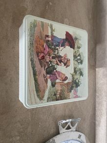 vintage tin Le Sable De L'Abbaye 1998