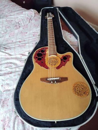 semi acoustic guitar