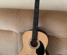 Martin smith half size guitar needs stings hence price