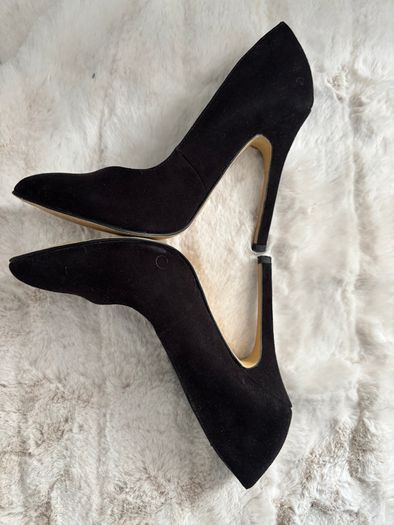 High-heeled shoes