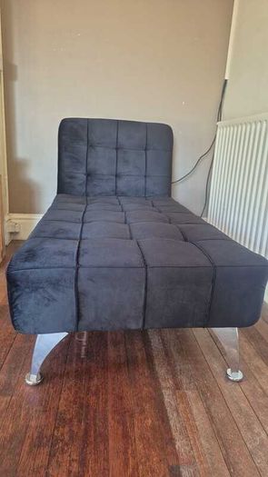 Modern black chaise longue