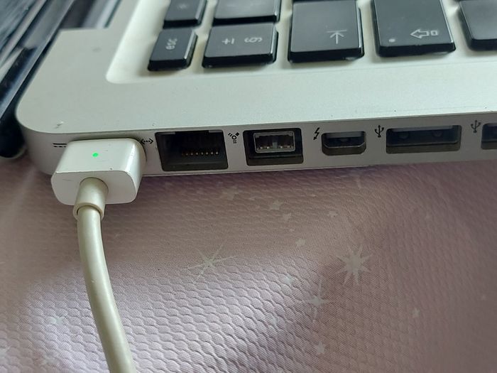 Apple MacBook Pro, 13 inch, Mid 2010, 4GB Ram, 500GB HDD, Ready for reinstalling High Sierra, excellent Battery and very good cosmetic condition