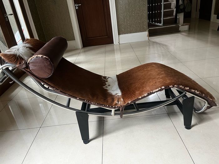 Cowhide Chaise Longue / Recliner