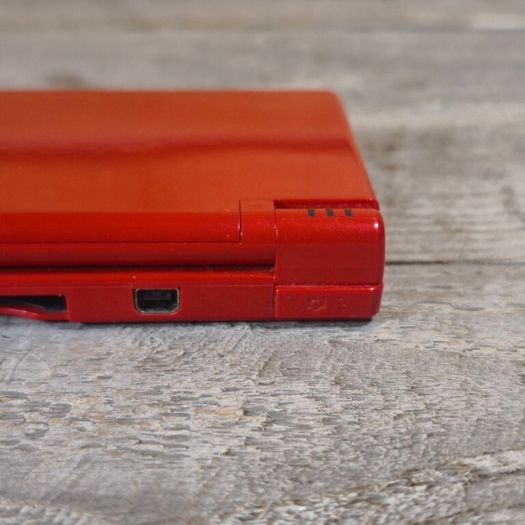 nintendo dsi bundle with 18 games ,case charger