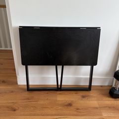 Foldable desk