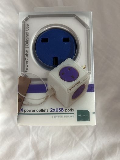 Adaptor PowerCube takes power supply and usb