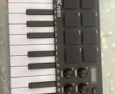 Akai mpk mini synthesiser