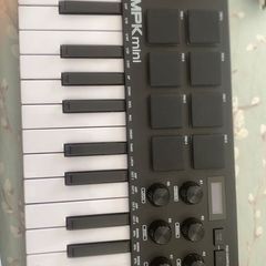 Akai mpk mini synthesiser
