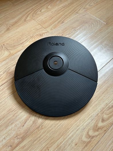 Roland e-drum pads, cymbals + hi-hat