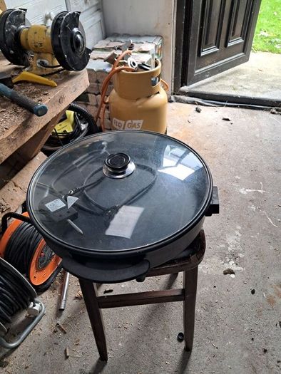 Large Electric fryjng/grill pan.